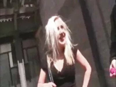 Stepsis videos de brasileirinhas perseguido e finalmente fodido forte em um sofá