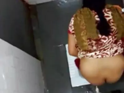 Entrevistado de cabelos escuros chupa o pau de um cara jovem vídeo pornô a brasileirinha